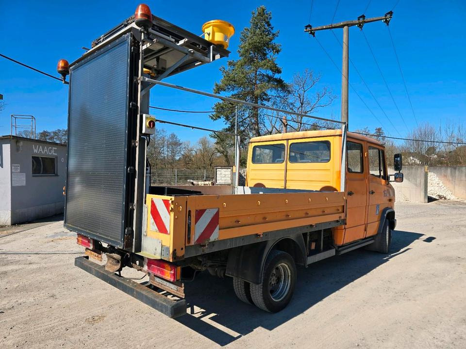 Mercedes-Benz Vario 614D Pritsche Doka 2002 Nissen VLT Verkehrsleittafel Absperrtafel LKW Vorwarntafel - Flatbed van, Combi van: picture 3 Mercedes-Benz Vario 614D Pritsche Doka 2002 Nissen VLT Verkehrsleittafel Absperrtafel LKW Vorwarntafel - Flatbed van, Combi van: picture 3