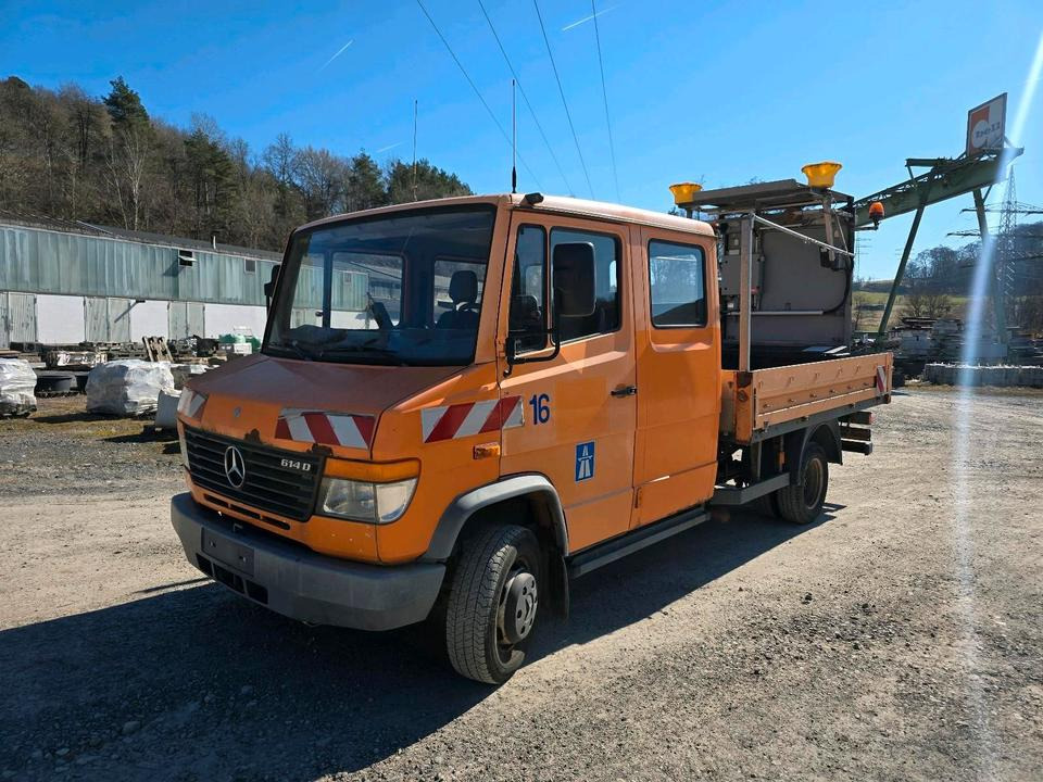 Mercedes-Benz Vario 614D Pritsche Doka 2002 Nissen VLT Verkehrsleittafel Absperrtafel LKW Vorwarntafel - Flatbed van, Combi van: picture 1 Mercedes-Benz Vario 614D Pritsche Doka 2002 Nissen VLT Verkehrsleittafel Absperrtafel LKW Vorwarntafel - Flatbed van, Combi van: picture 1