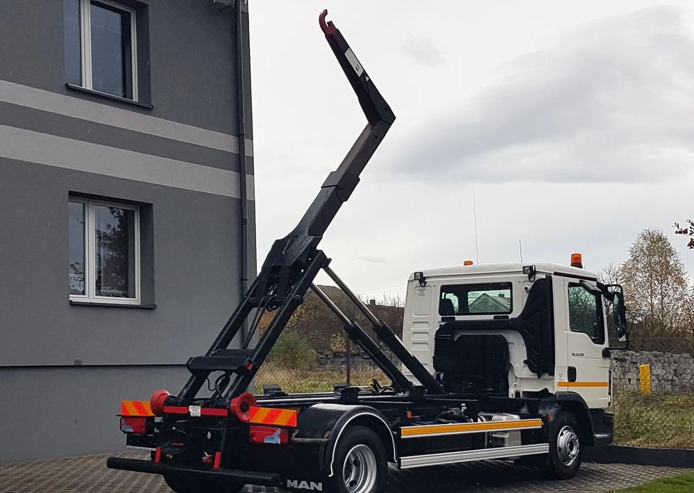 MAN TGL 12.220 HAKOWIEC 4x2 KLIMA HAKOWIEC DO KONTENERÓW - Hook lift truck: picture 4 MAN TGL 12.220 HAKOWIEC 4x2 KLIMA HAKOWIEC DO KONTENERÓW - Hook lift truck: picture 4