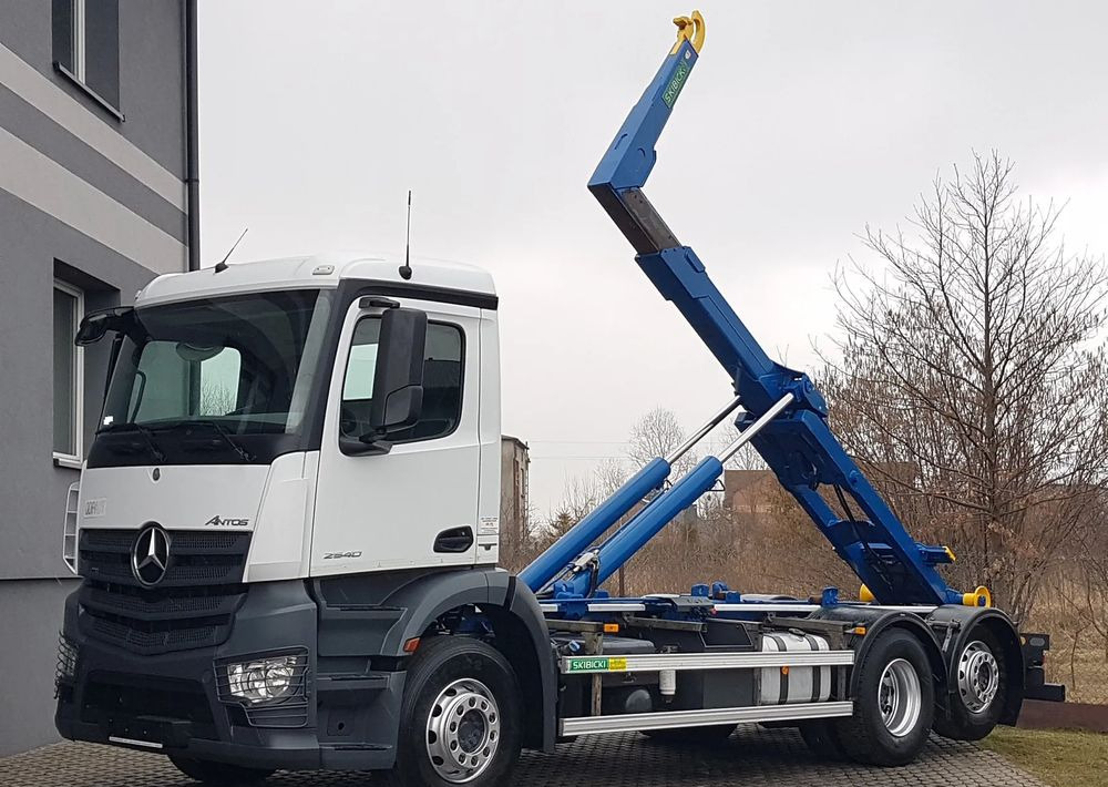 Mercedes-Benz ANTOS ACTROS HAKOWIEC 3 OSIE 6x2 KLIMA HAKOWIEC DO KONTENERÓW - Hook lift truck: picture 2 Mercedes-Benz ANTOS ACTROS HAKOWIEC 3 OSIE 6x2 KLIMA HAKOWIEC DO KONTENERÓW - Hook lift truck: picture 2