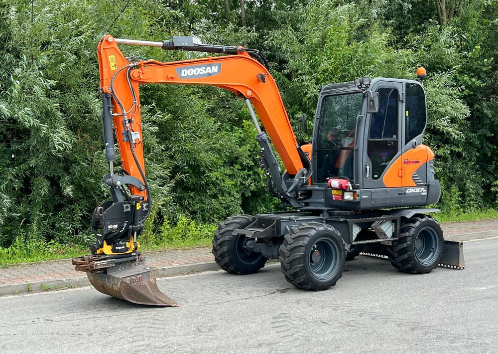 Doosan DOOSAN DX57W *ROTOTILT* 2200 Motogodzin JAK NOWA KOPARKA KOŁOWA STAN PERFEKCYJNY SPROWADZONA - Wheel excavator: picture 1 Doosan DOOSAN DX57W *ROTOTILT* 2200 Motogodzin JAK NOWA KOPARKA KOŁOWA STAN PERFEKCYJNY SPROWADZONA - Wheel excavator: picture 1