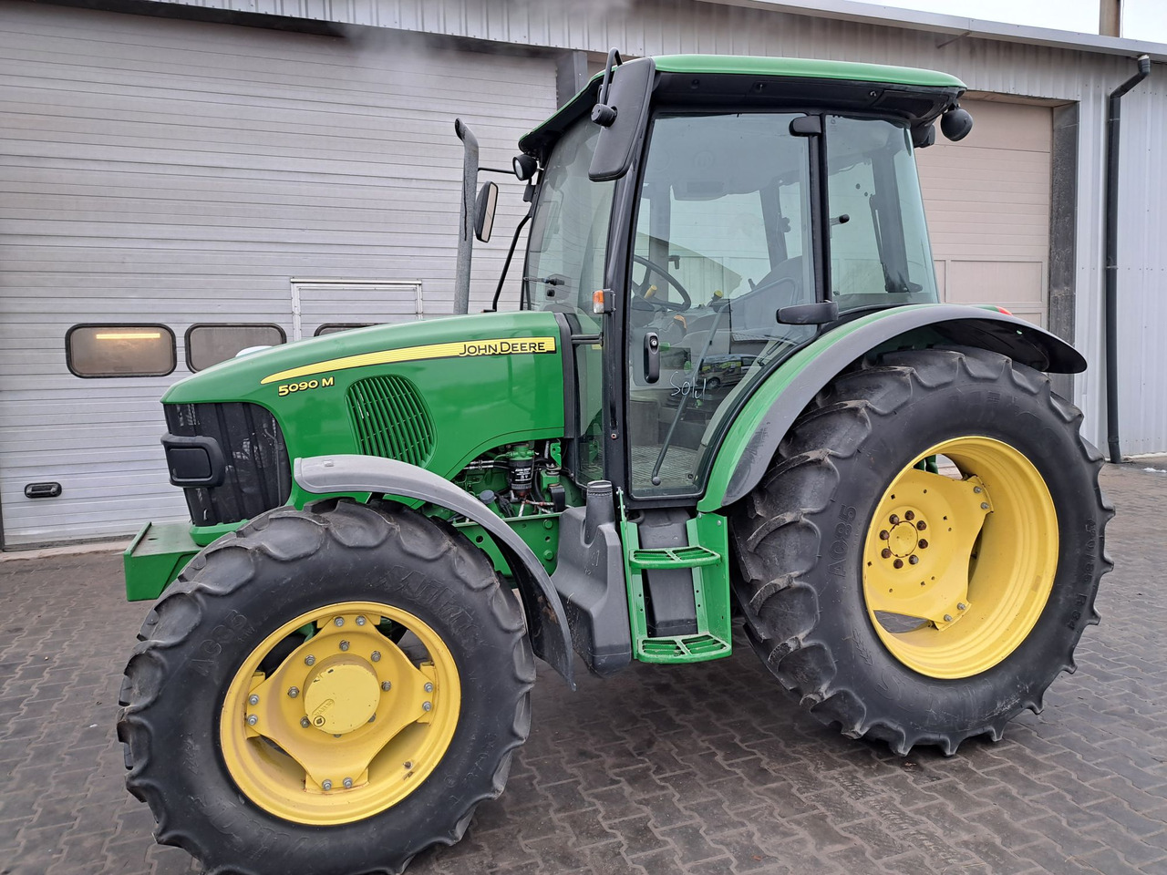 Ciągnik John Deere 5090m - Farm tractor: picture 1 Ciągnik John Deere 5090m - Farm tractor: picture 1