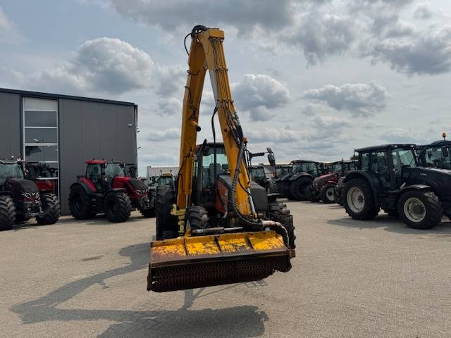 Valtra 8150 hitech met Bos maaiarm met klepelmaaier - Farm tractor: picture 5 Valtra 8150 hitech met Bos maaiarm met klepelmaaier - Farm tractor: picture 5