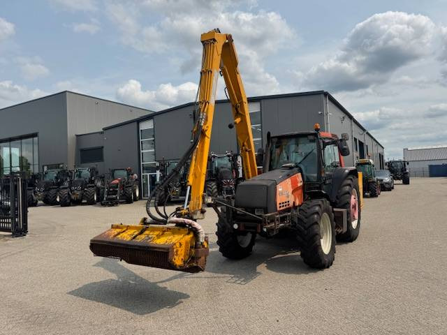 Valtra 8150 hitech met Bos maaiarm met klepelmaaier - Farm tractor: picture 4 Valtra 8150 hitech met Bos maaiarm met klepelmaaier - Farm tractor: picture 4