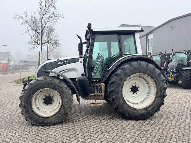 Valtra N141 hitech, Fronthef, Frontpto - Farm tractor: picture 3 Valtra N141 hitech, Fronthef, Frontpto - Farm tractor: picture 3