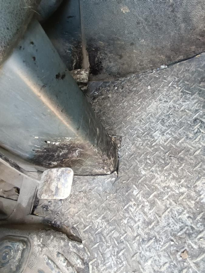Asphalt distributor Renault: picture 13