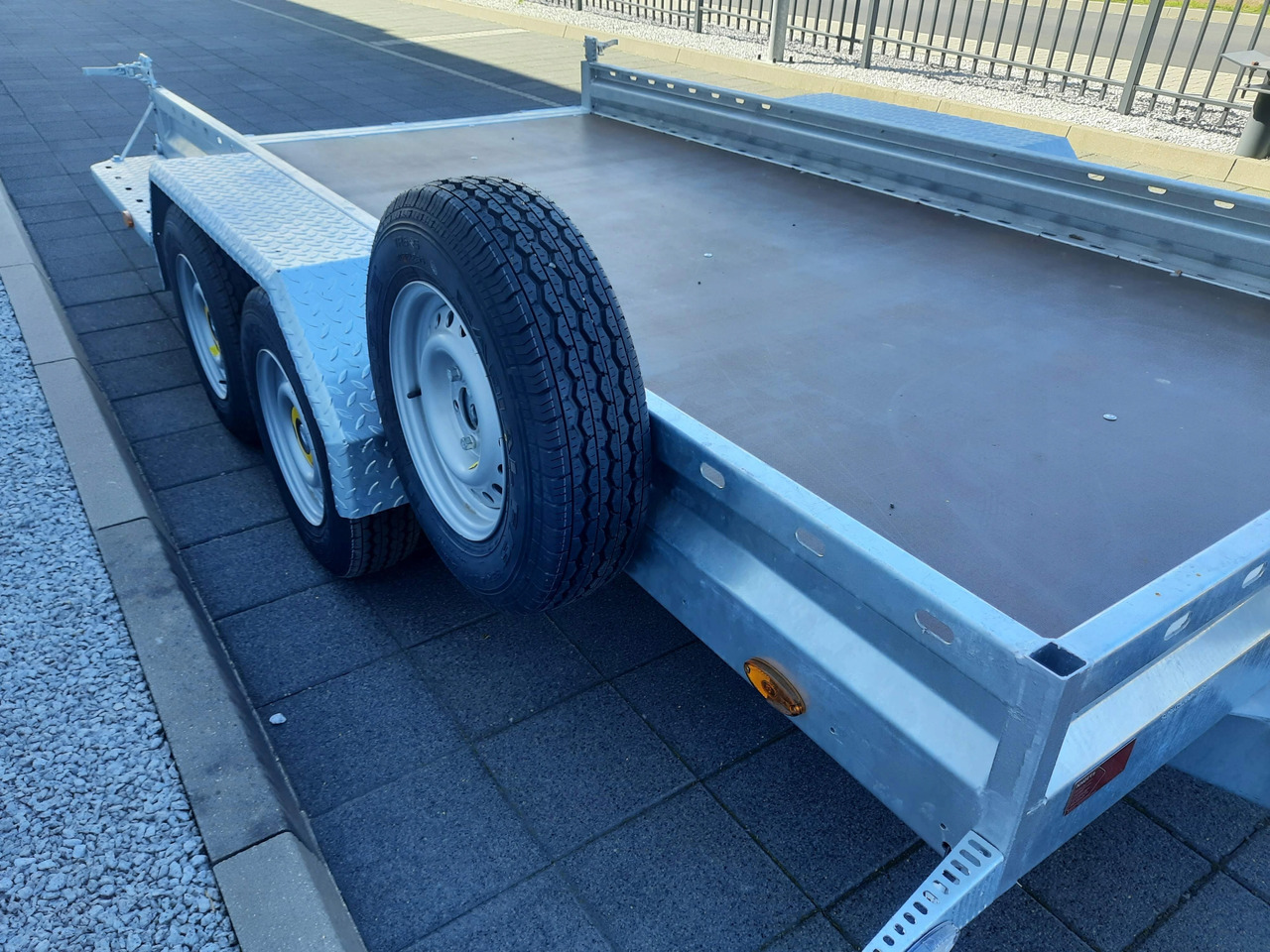 PRZYCZEPA DO KOPARKI MINIKOPARKI ŁADOWARKI Z NAJAZDAMI ALUMINIOWYMI 3500 KG / EXCAVATOR MINI EXCAVATOR LOADER TRAILER WITH ALUMINUM RAMPS 3500 KG - Plant trailer: picture 5 PRZYCZEPA DO KOPARKI MINIKOPARKI ŁADOWARKI Z NAJAZDAMI ALUMINIOWYMI 3500 KG / EXCAVATOR MINI EXCAVATOR LOADER TRAILER WITH ALUMINUM RAMPS 3500 KG - Plant trailer: picture 5