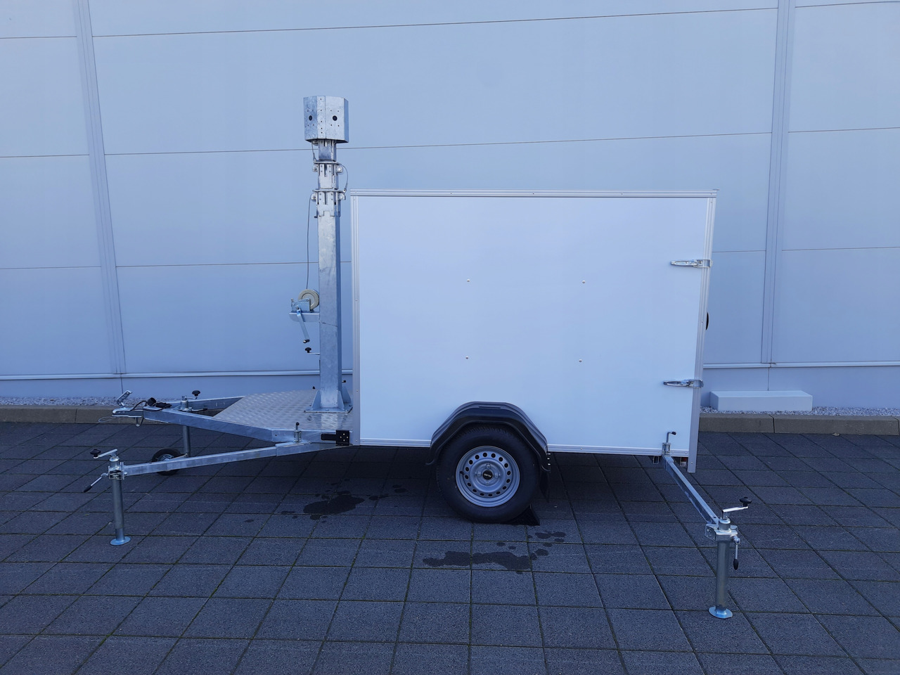 PRZYCZEPA Z MASZTEM TELESKOPOWYM DO MONITORINGU / TRAILER WITH TELESCOPIC MAST FOR MONITORING - Closed box trailer: picture 5 PRZYCZEPA Z MASZTEM TELESKOPOWYM DO MONITORINGU / TRAILER WITH TELESCOPIC MAST FOR MONITORING - Closed box trailer: picture 5