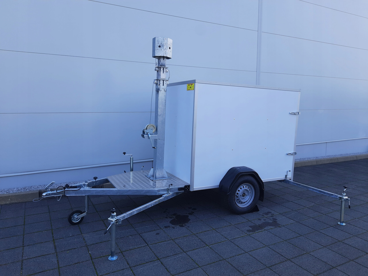 PRZYCZEPA Z MASZTEM TELESKOPOWYM DO MONITORINGU / TRAILER WITH TELESCOPIC MAST FOR MONITORING - Closed box trailer: picture 4 PRZYCZEPA Z MASZTEM TELESKOPOWYM DO MONITORINGU / TRAILER WITH TELESCOPIC MAST FOR MONITORING - Closed box trailer: picture 4