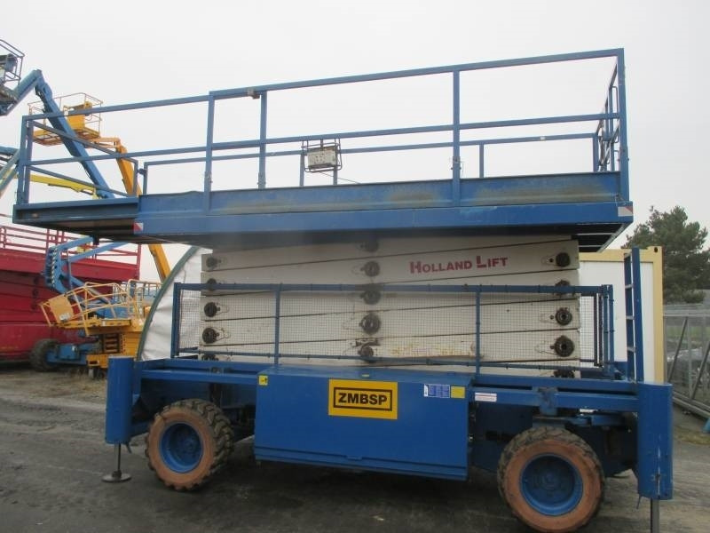 Holland Lift B 195 DL 25 - Scissor lift: picture 2 Holland Lift B 195 DL 25 - Scissor lift: picture 2