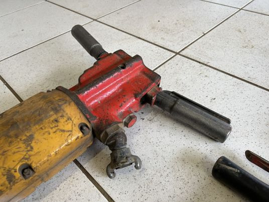 Marteau piqueur pneumatique Atlas copco - Construction equipment: picture 2 Marteau piqueur pneumatique Atlas copco - Construction equipment: picture 2