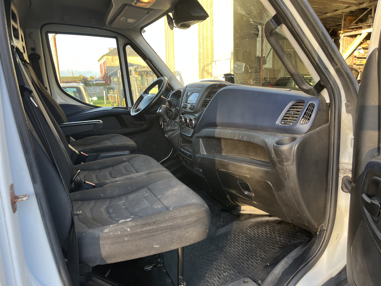 Flatbed van IVECO Daily 35-180 35c18 plateau: picture 9 Flatbed van IVECO Daily 35-180 35c18 plateau: picture 9