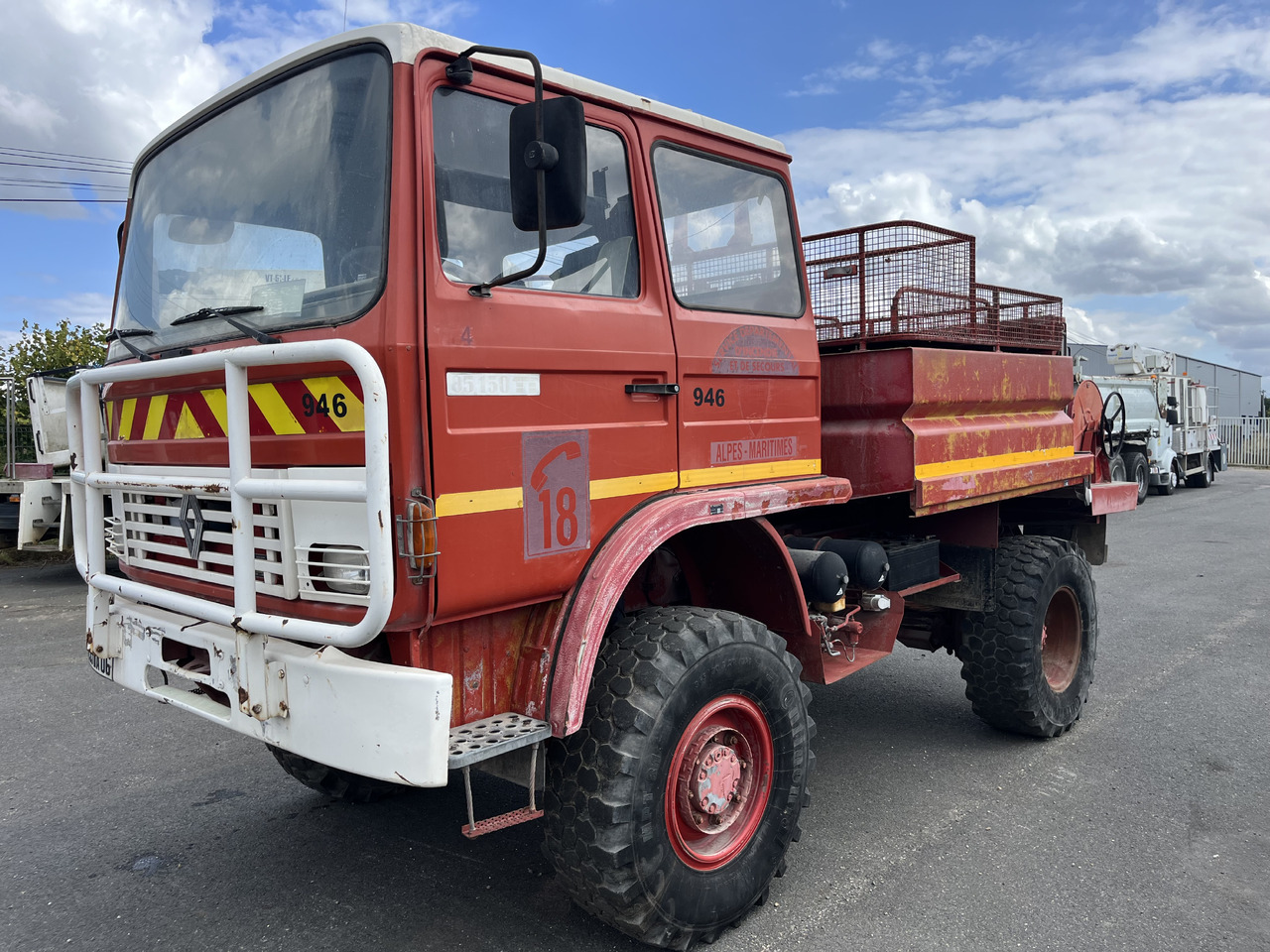 RENAULT 85-150 4x4 ccf citerne - Fire truck: picture 1 RENAULT 85-150 4x4 ccf citerne - Fire truck: picture 1