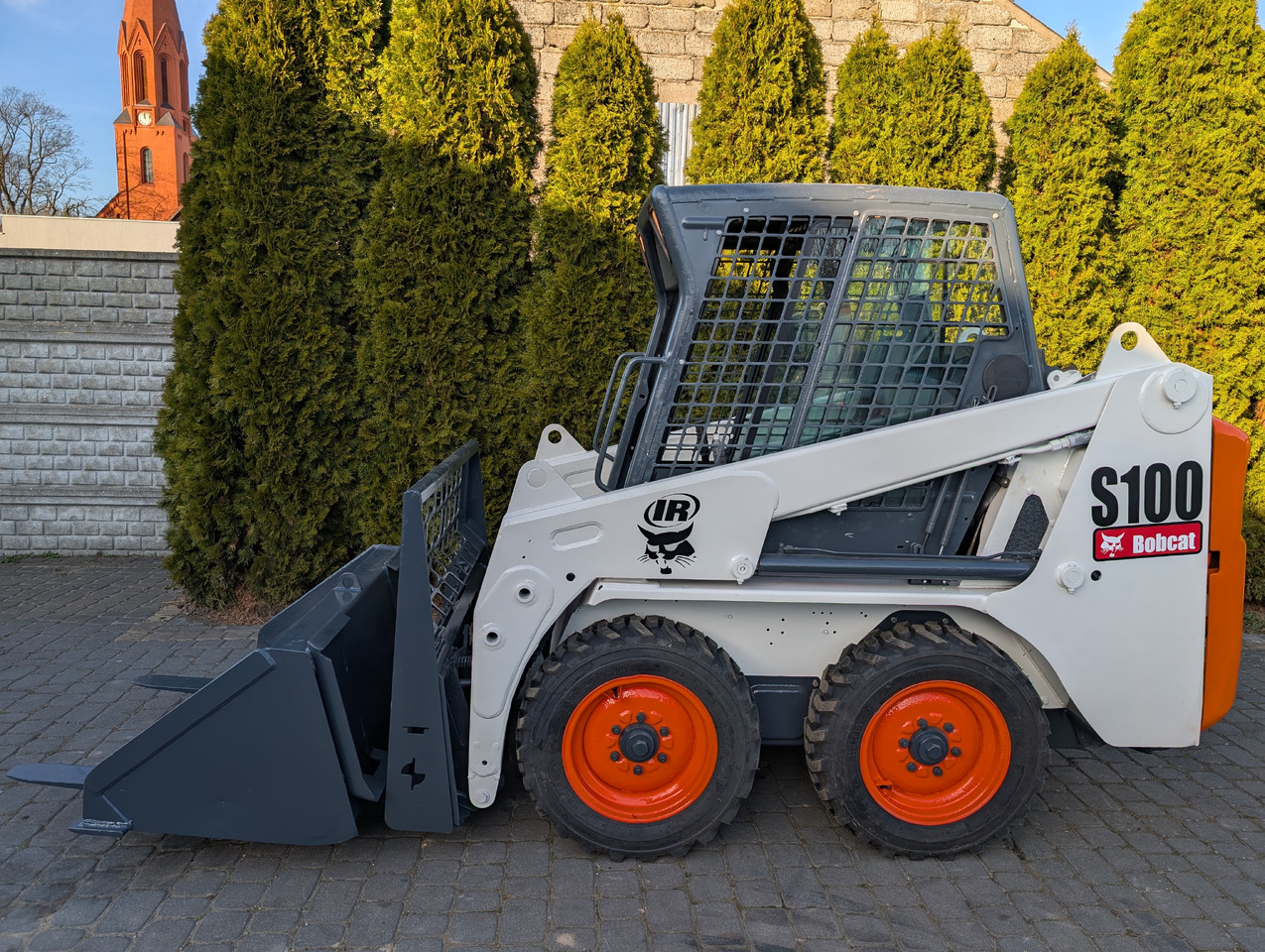 BOBCAT S100 - Skid steer loader: picture 1 BOBCAT S100 - Skid steer loader: picture 1