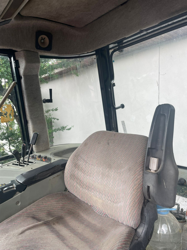 Massey Ferguson 8220 Tractor - Farm tractor: picture 3 Massey Ferguson 8220 Tractor - Farm tractor: picture 3