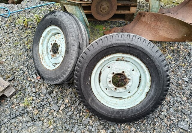 Fordson Diesel Major eturenkaat - Tire for Farm tractor: picture 1 Fordson Diesel Major eturenkaat - Tire for Farm tractor: picture 1