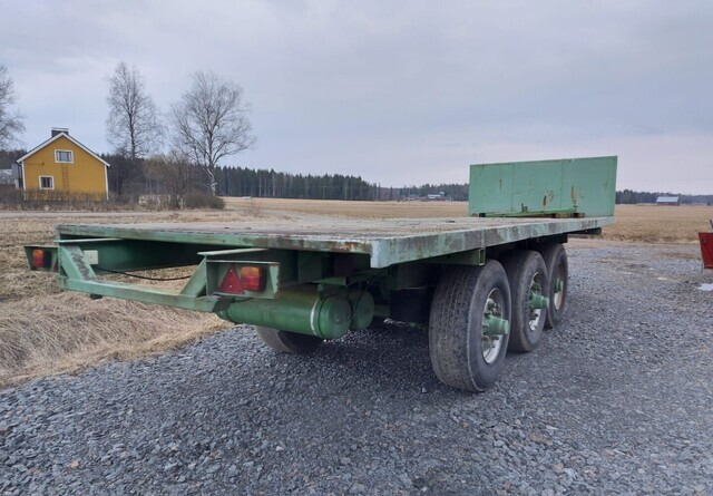 JALKALAVAKÄRRY - 3-akselinen ILMA-ALUSTAINEN KÄRRY MONEEN KÄYTTÖÖN - Farm platform trailer: picture 3 JALKALAVAKÄRRY - 3-akselinen ILMA-ALUSTAINEN KÄRRY MONEEN KÄYTTÖÖN - Farm platform trailer: picture 3