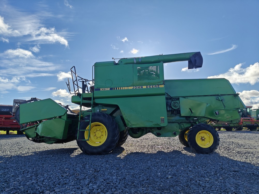 JOHN DEERE 1032 - Combine harvester: picture 2 JOHN DEERE 1032 - Combine harvester: picture 2