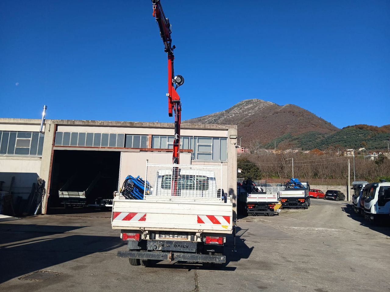 IVECO DAILY 35-120 - Crane truck: picture 2 IVECO DAILY 35-120 - Crane truck: picture 2