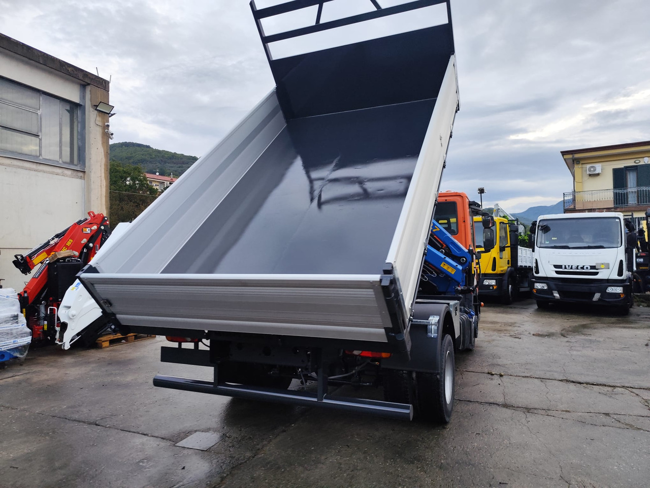 IVECO EUROCARGO 120-90L - Crane truck: picture 2 IVECO EUROCARGO 120-90L - Crane truck: picture 2