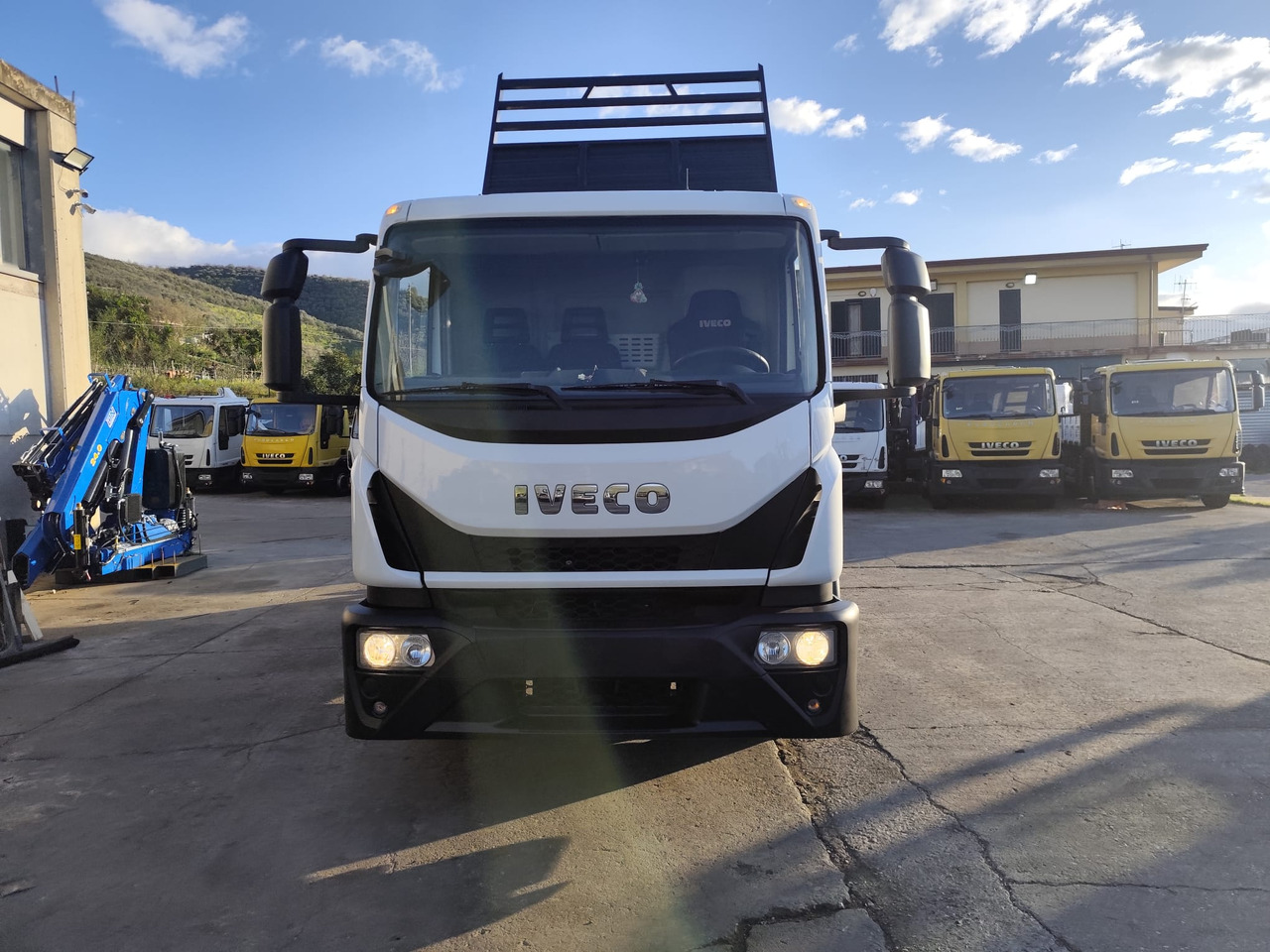 IVECO EUROCARGO 120E28P - Crane truck: picture 5 IVECO EUROCARGO 120E28P - Crane truck: picture 5