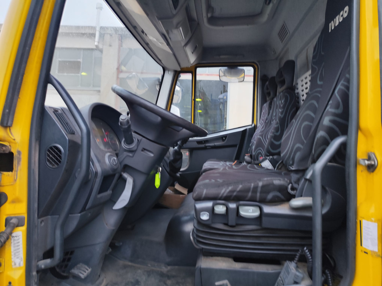 IVECO EUROCARGO 120E28P - Crane truck: picture 5 IVECO EUROCARGO 120E28P - Crane truck: picture 5