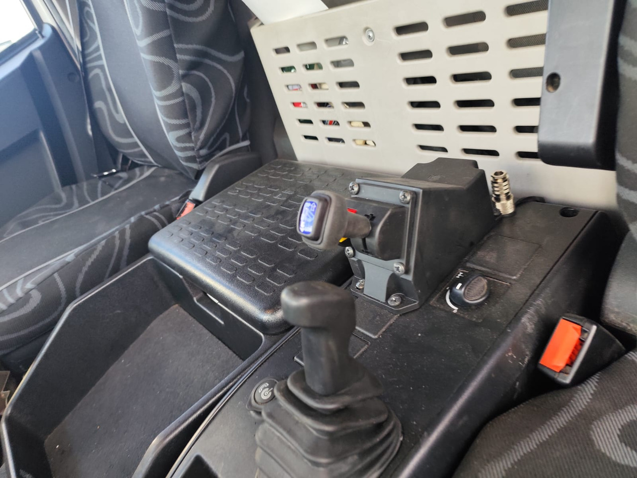 IVECO EUROCARGO 160-280 - Tipper, Crane truck: picture 5 IVECO EUROCARGO 160-280 - Tipper, Crane truck: picture 5