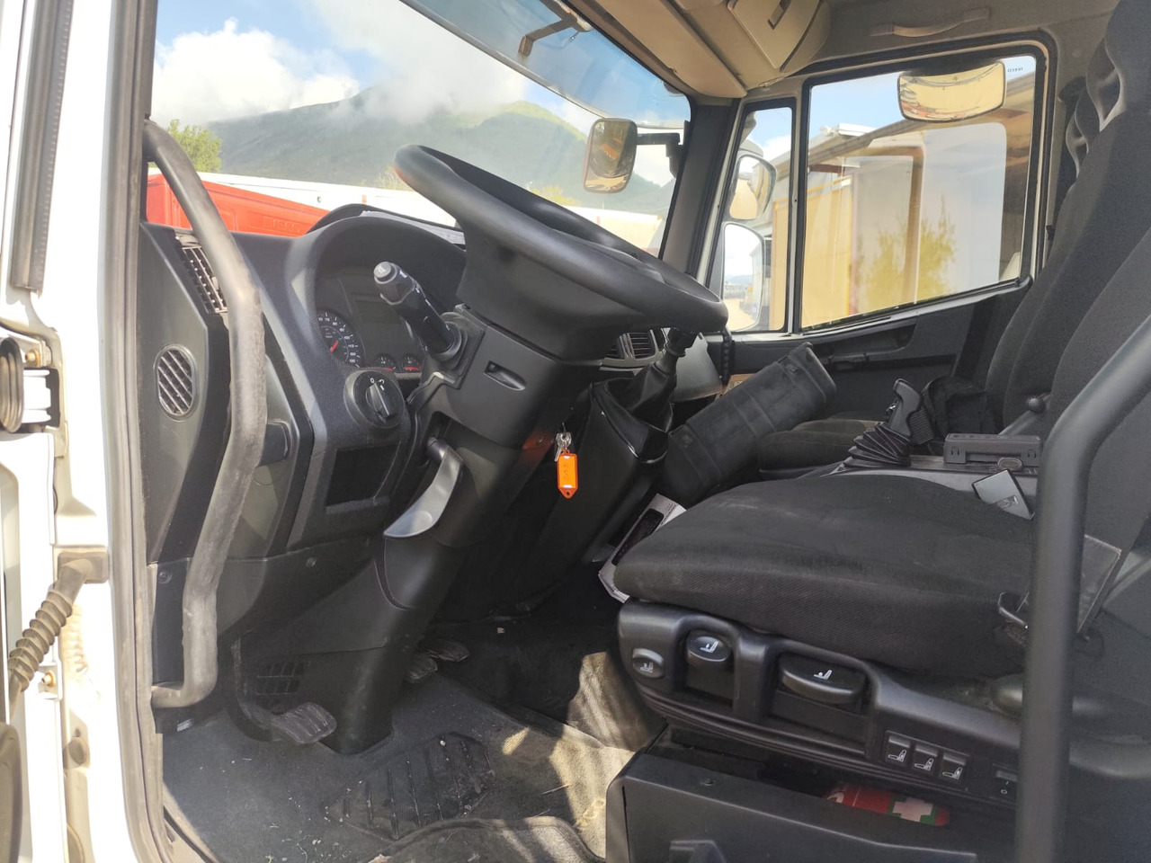 IVECO EUROCARGO 80-210 - Cab chassis truck: picture 4 IVECO EUROCARGO 80-210 - Cab chassis truck: picture 4