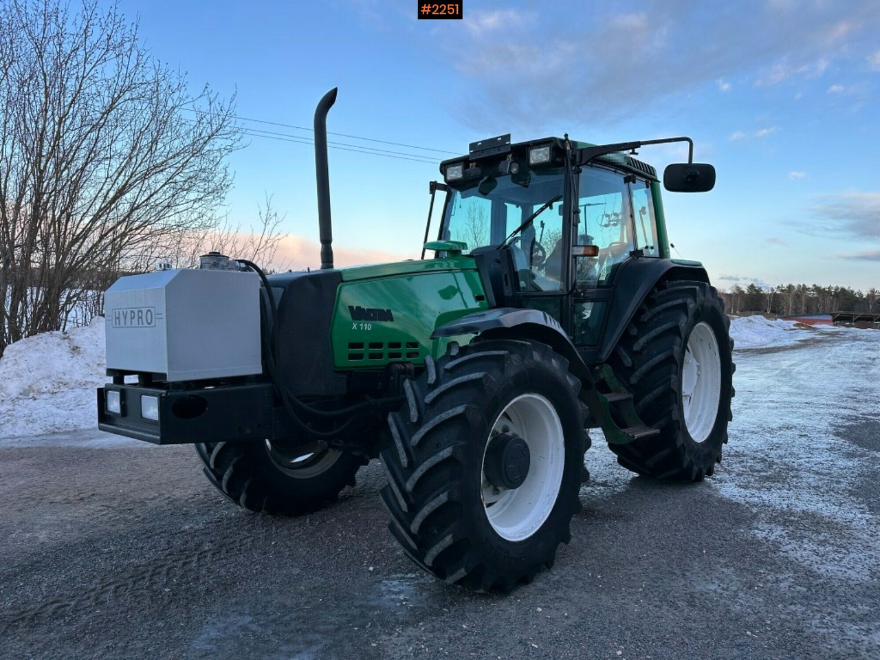 Valtra X110 waiststeering tractor with twintrac - Farm tractor: picture 2 Valtra X110 waiststeering tractor with twintrac - Farm tractor: picture 2
