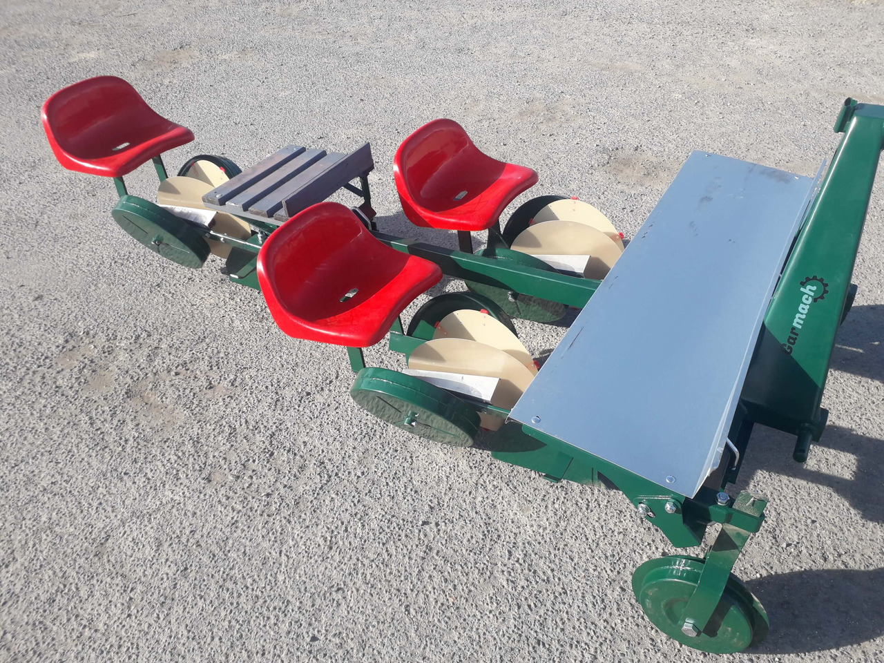 GARMACH Transplanteur à Mini-Mottes 3 rangs - Potato planter: picture 1 GARMACH Transplanteur à Mini-Mottes 3 rangs - Potato planter: picture 1