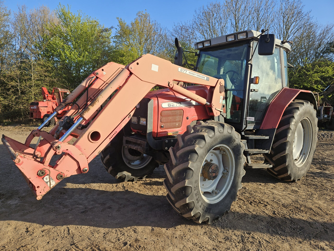 MF 6270 with front loader, under 6000 hours - Farm tractor: picture 1 MF 6270 with front loader, under 6000 hours - Farm tractor: picture 1