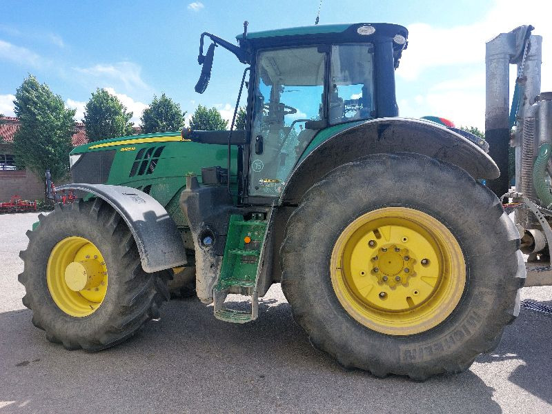 JOHN DEERE 6215R - Farm tractor: picture 1 JOHN DEERE 6215R - Farm tractor: picture 1