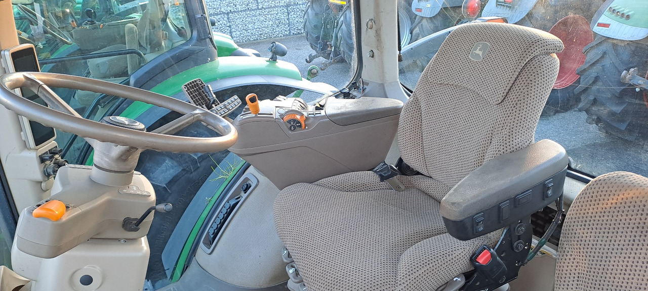 JOHN DEERE 7230R - ASTA AGRIBERTOCCHI - Farm tractor: picture 4 JOHN DEERE 7230R - ASTA AGRIBERTOCCHI - Farm tractor: picture 4