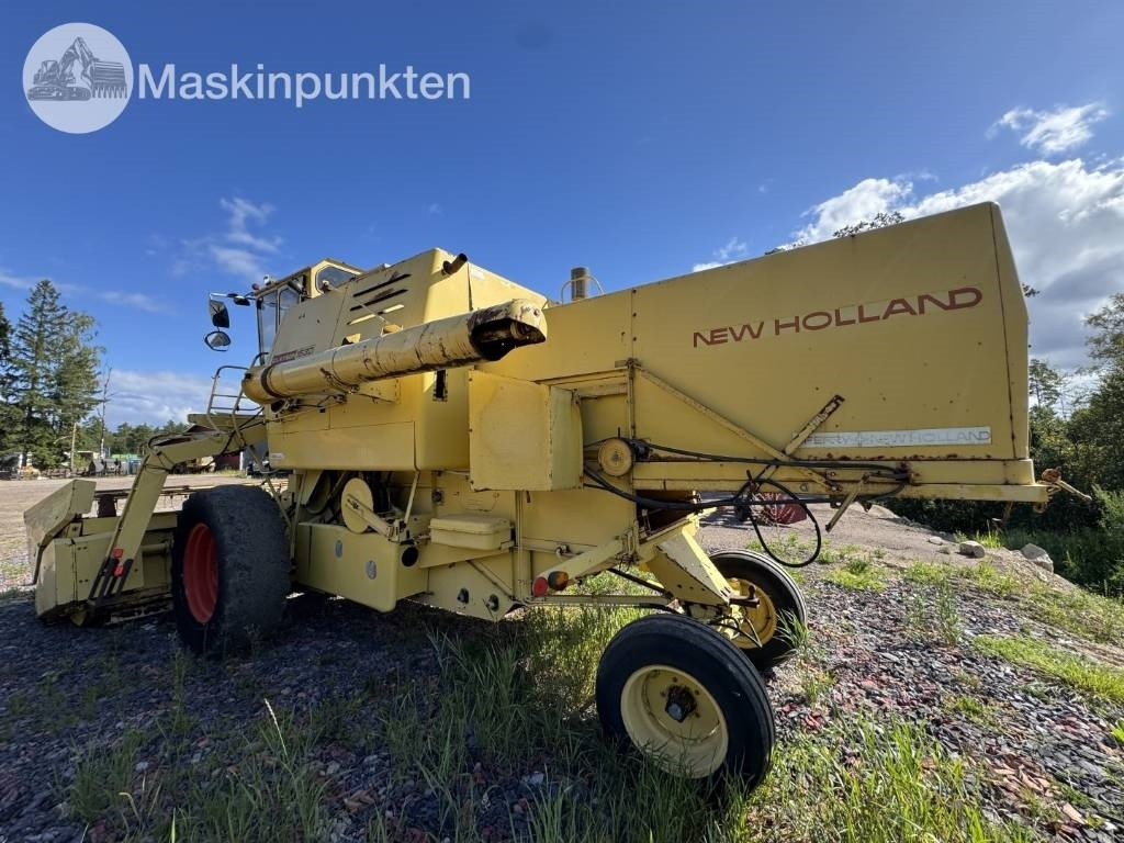 New Holland 1530  - Combine harvester: picture 2 New Holland 1530  - Combine harvester: picture 2