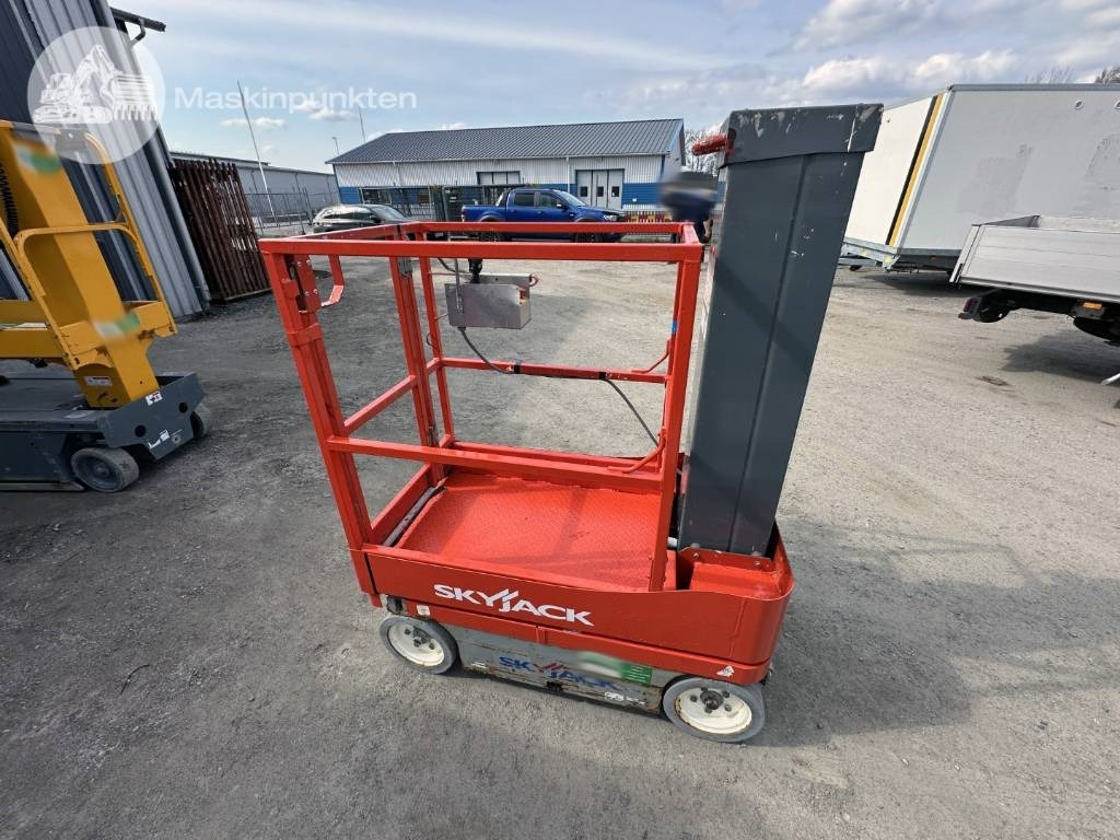 SkyJack SJ 12 - Vertical mast lift: picture 1 SkyJack SJ 12 - Vertical mast lift: picture 1