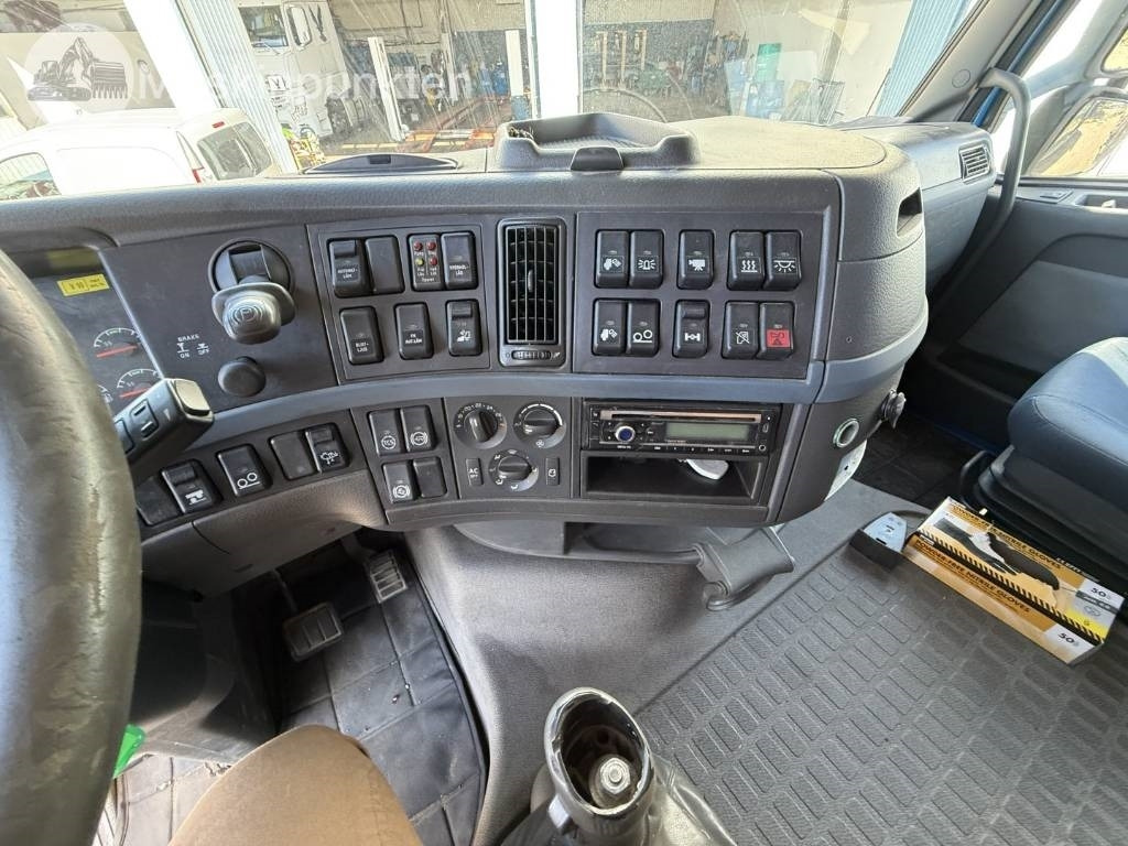 Hook lift truck Volvo FH 520: picture 16