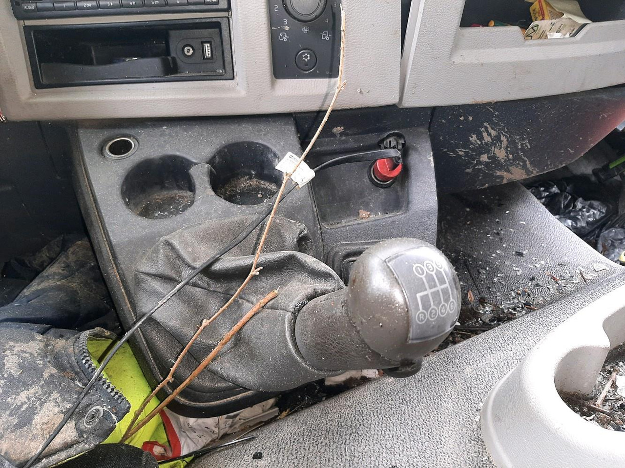 Interior photo 4: Tank truck VOLVO FL 280 CITERNE Interior photo 4: Tank truck VOLVO FL 280 CITERNE