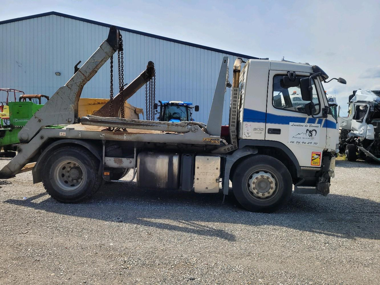 VOLVO FM 300 E4 4X2 - Skip loader truck: picture 3 VOLVO FM 300 E4 4X2 - Skip loader truck: picture 3