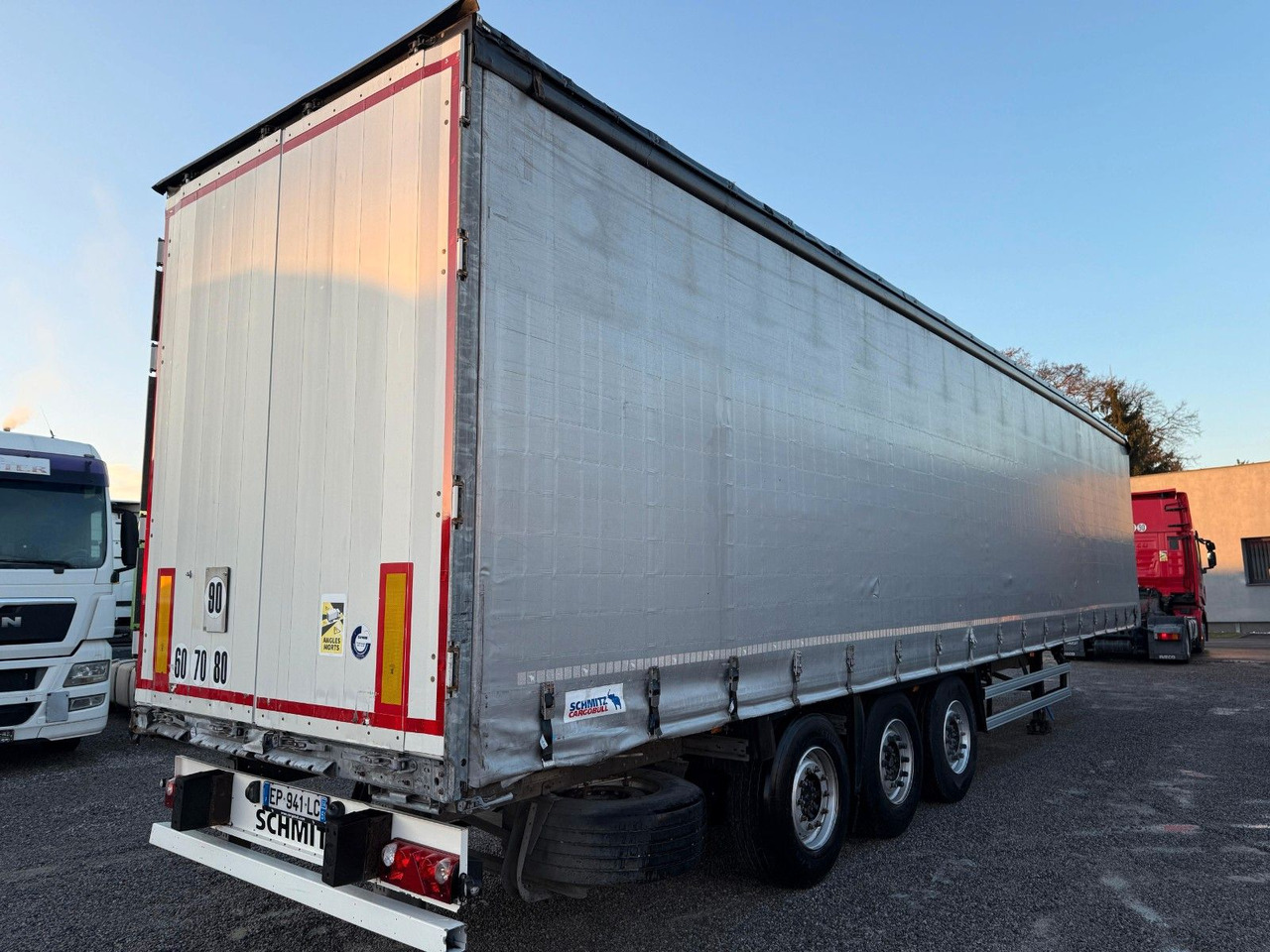 Schmitz Cargobull AXLE SCHMITZ TWO LIFTED AXLE - Curtainsider semi-trailer: picture 4 Schmitz Cargobull AXLE SCHMITZ TWO LIFTED AXLE - Curtainsider semi-trailer: picture 4