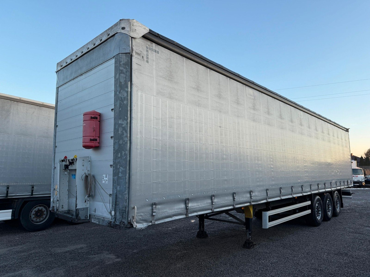 Schmitz Cargobull AXLE SCHMITZ TWO LIFTED AXLE - Curtainsider semi-trailer: picture 1 Schmitz Cargobull AXLE SCHMITZ TWO LIFTED AXLE - Curtainsider semi-trailer: picture 1