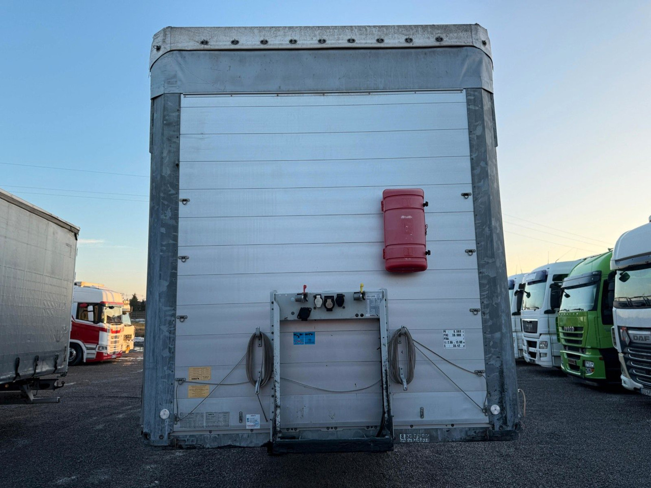 Schmitz Cargobull AXLE SCHMITZ TWO LIFTED AXLE - Curtainsider semi-trailer: picture 2 Schmitz Cargobull AXLE SCHMITZ TWO LIFTED AXLE - Curtainsider semi-trailer: picture 2