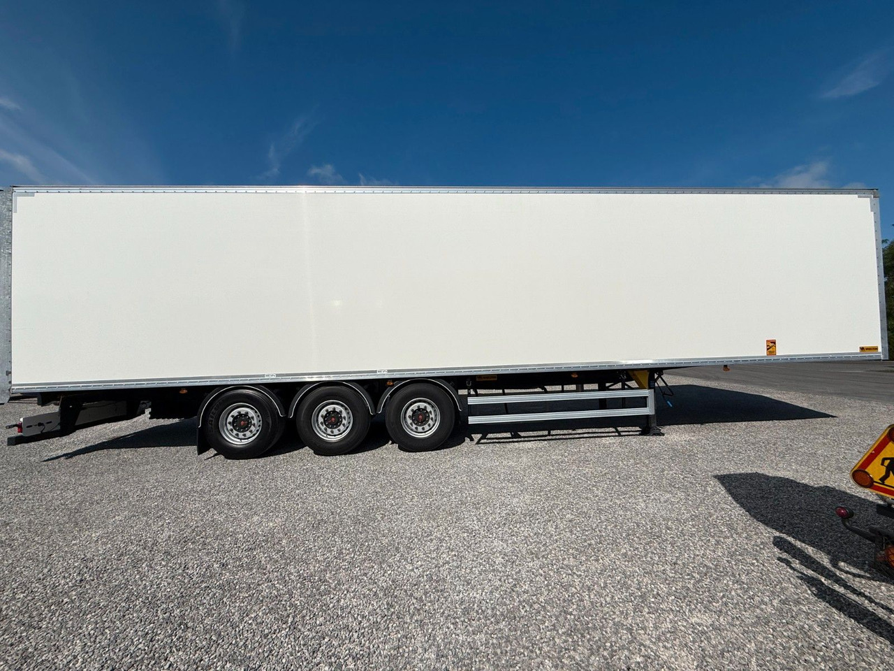 Wielton AXLE SAF BOX LIFTED AXLE - Closed box semi-trailer: picture 4 Wielton AXLE SAF BOX LIFTED AXLE - Closed box semi-trailer: picture 4