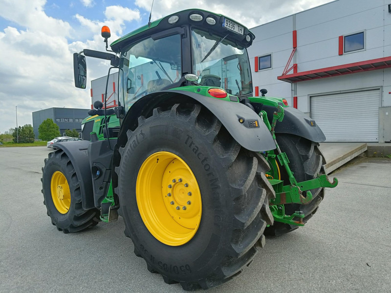 John Deere 6215R - Farm tractor: picture 5 John Deere 6215R - Farm tractor: picture 5