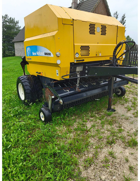 New Holland BR 6090 - Round baler: picture 3 New Holland BR 6090 - Round baler: picture 3