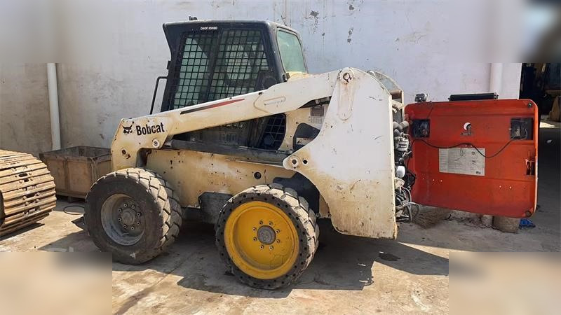 BOBCAT S220 - Skid steer loader: picture 1 BOBCAT S220 - Skid steer loader: picture 1
