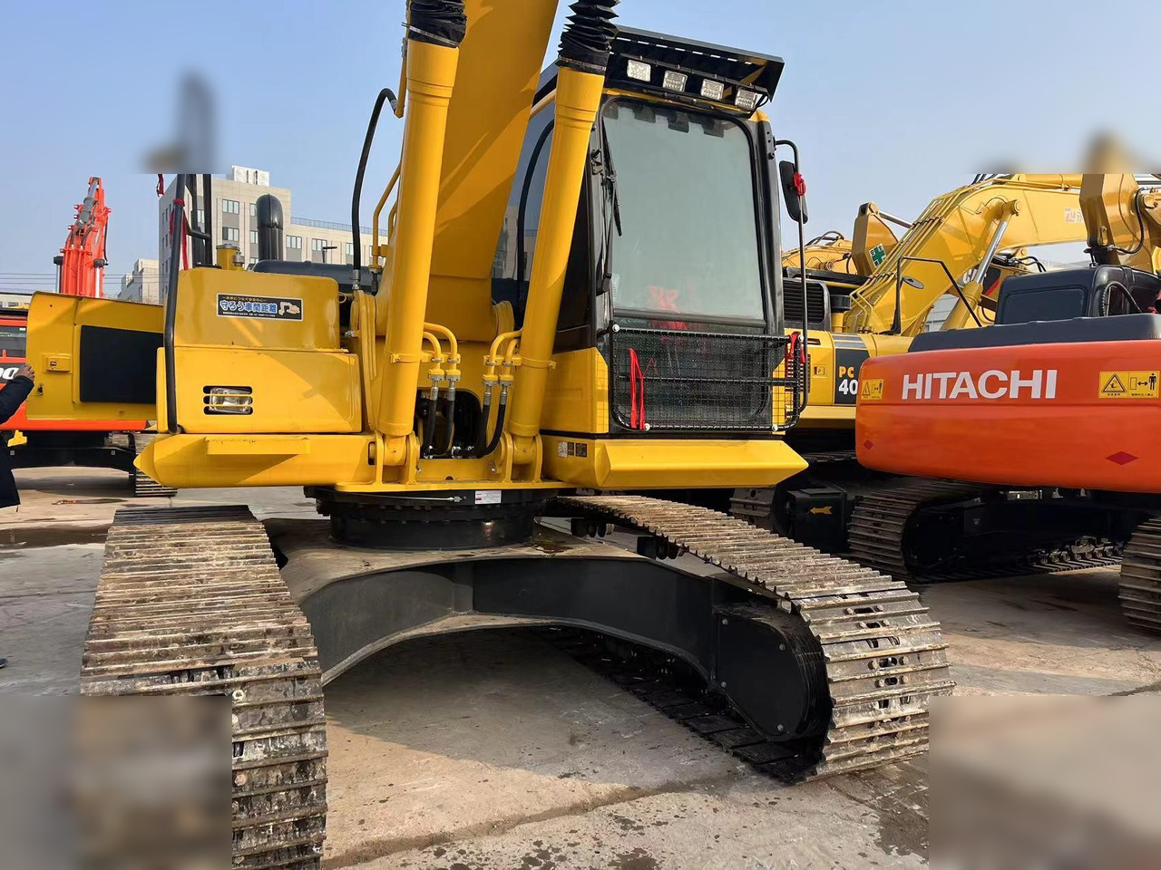 KOMATSU PC220-8M0 - Crawler excavator: picture 2 KOMATSU PC220-8M0 - Crawler excavator: picture 2