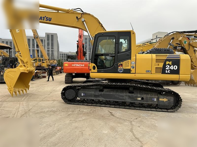 Crawler excavator KOMATSU PC240 LC-8: picture 1