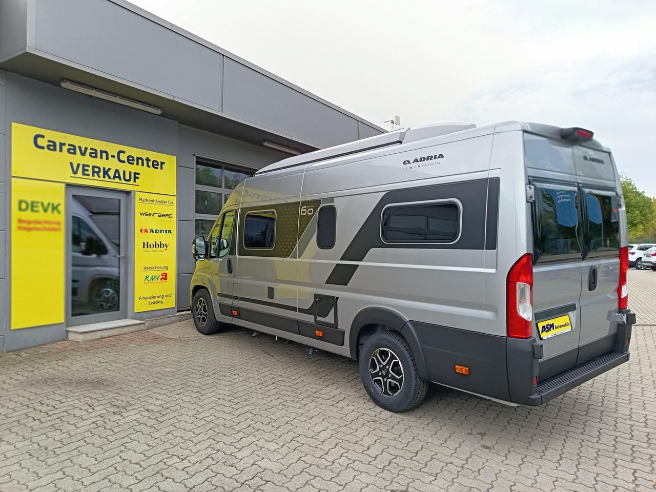 Adria Twin "60Y" 640 SGX 4,25MAXI*JUBILEE*AUFSTELLDACH - Camper van: picture 5 Adria Twin "60Y" 640 SGX 4,25MAXI*JUBILEE*AUFSTELLDACH - Camper van: picture 5