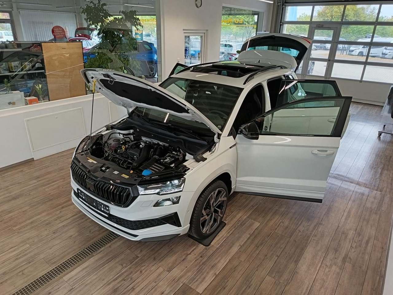 Skoda Karoq Sportline 1,5 TSI DSG*AHK*PSD*STD.HZG*NAVI - SUV: picture 2 Skoda Karoq Sportline 1,5 TSI DSG*AHK*PSD*STD.HZG*NAVI - SUV: picture 2