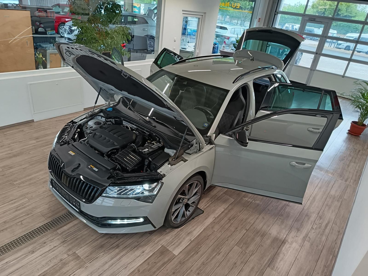 Skoda Superb Combi Sportline 2.0TSI DSG4x4*AHK*DCC*ACC - Station wagon: picture 2 Skoda Superb Combi Sportline 2.0TSI DSG4x4*AHK*DCC*ACC - Station wagon: picture 2